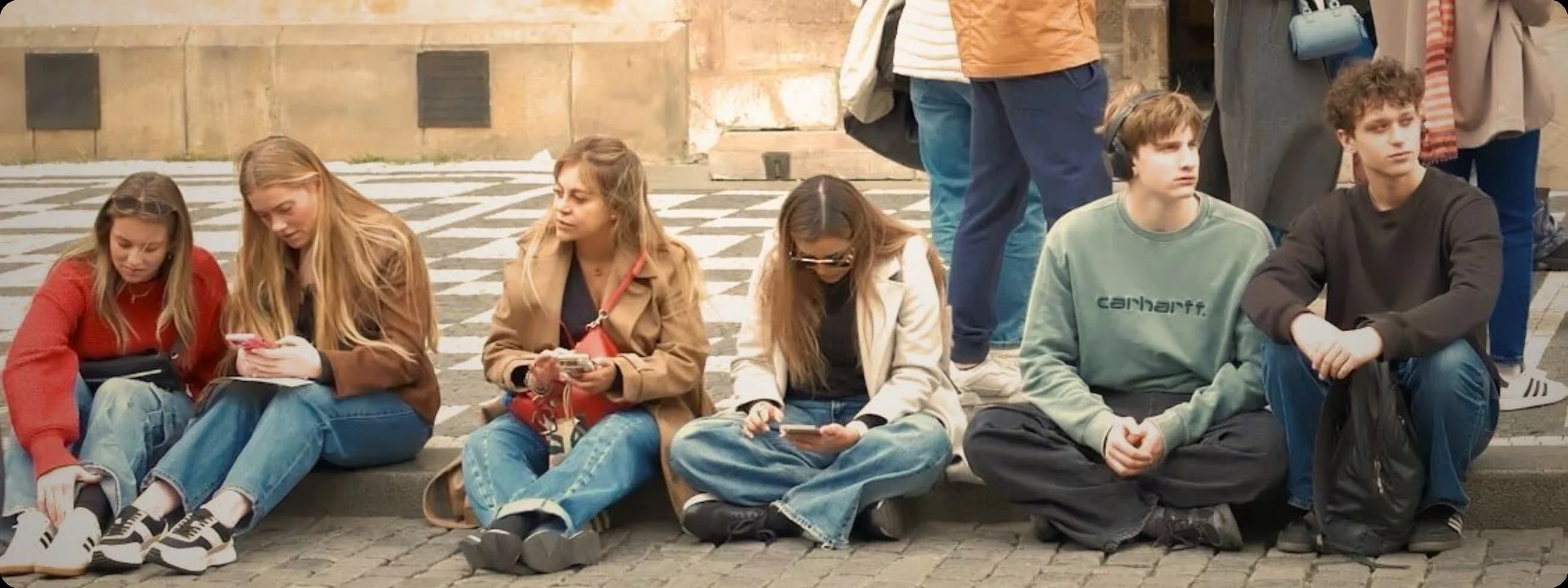 Fotografía de un grupo de tres adolescentes